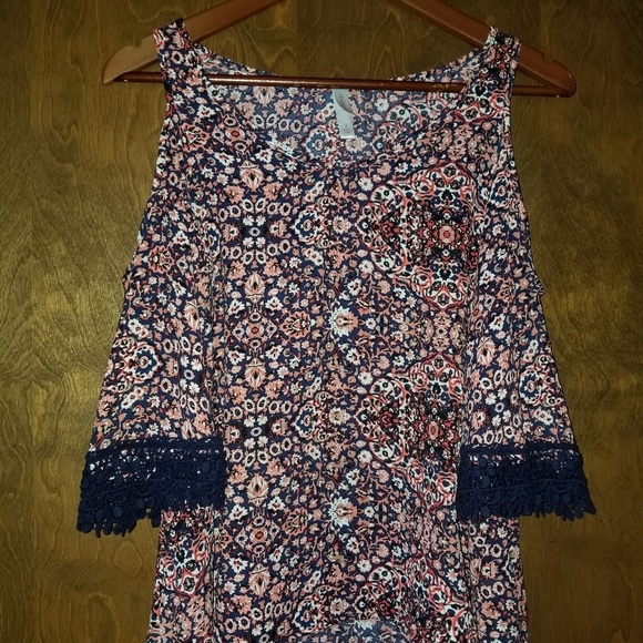 Xhilaration Tops - 💗XHILARATION Cold Shoulder Pink and Blue Floral High/Low Top Size Small EUC